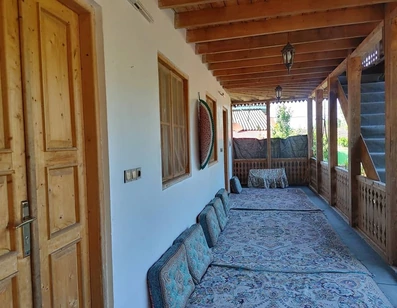 تراس با پشتی و فرش