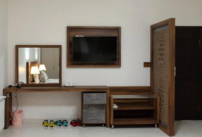 تلویزیون ال سی دی و میز ارایش چوبی در اتاق سه نفره هتل شایان تبریز