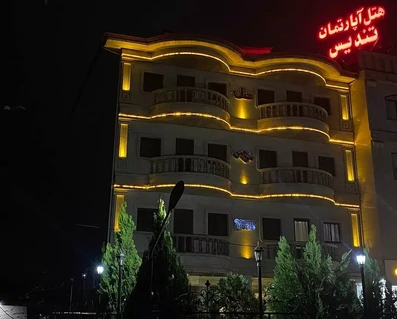 نمای بیرونی هتل تندیس فومن در شب