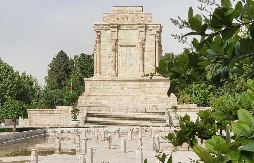 آرامگاه فردوسی؛ پاتوق شیفتگان تاریخ و ادبیات