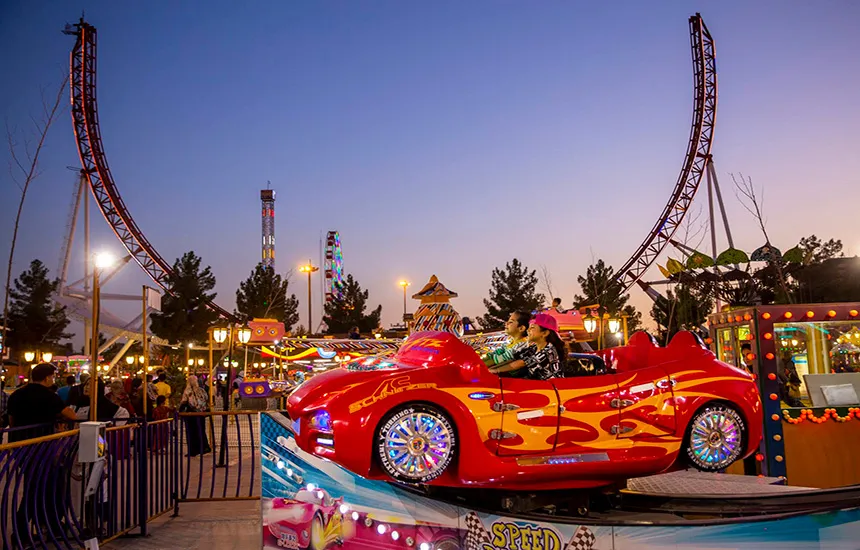 بچهها درحال بازی در شهربازی قهرمانان مشهد