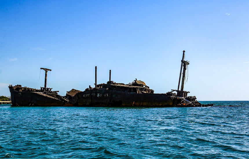 کشتی یونانی کیش، درحال حاضر که بخش عمدهاش غرق شده. کشتی یونانی کیش؛ مهمان ناخوانده خلیج فارس!