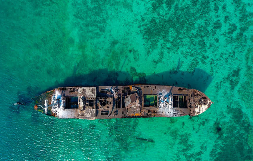 کشتی یونانی کیش از نمای بالا کشتی یونانی کیش؛ مهمان ناخوانده خلیج فارس!