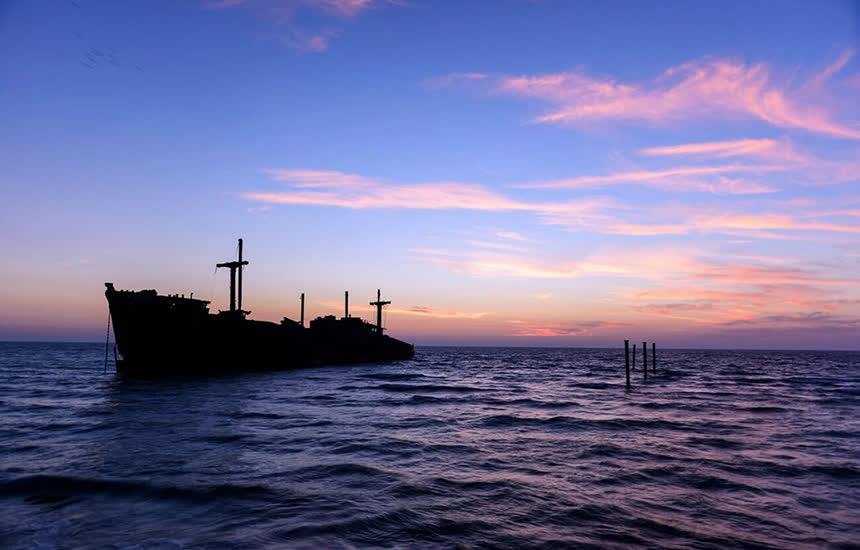 کشتی یونانی کیش در غروب کشتی یونانی کیش؛ مهمان ناخوانده خلیج فارس!