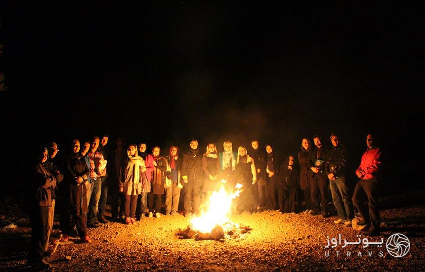 روشن کردن آتش در شب یلدا شب یلدا؛ لذت یک دقیقه بیشتر با هم بودن!