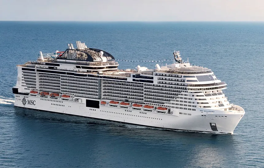 یک کشتی مسافری در دبی