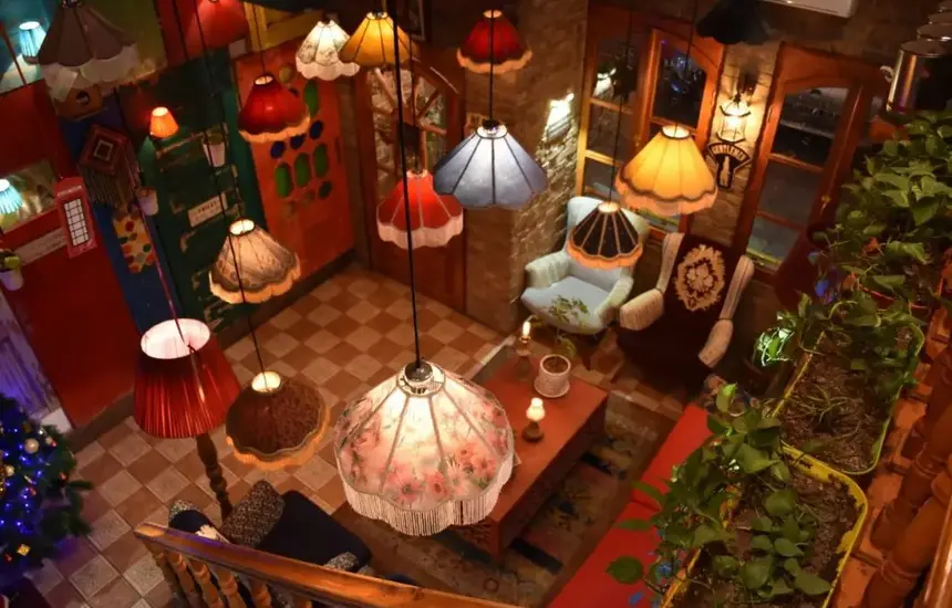 کافی شاپ های مشهد؛ از لاکچری‌ترین‌ها تا تم رایگان تولد