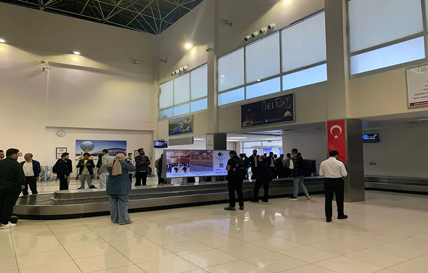 مسافران کنار نوار نقاله فرودگاه وان ترکیه