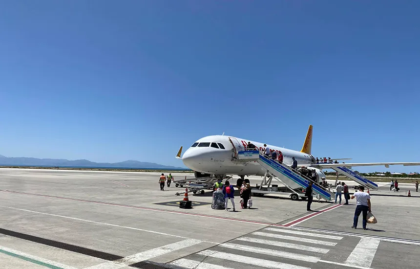 مسافران درحال سوار شدن به هواپیما در فرودگاه وان ترکیه