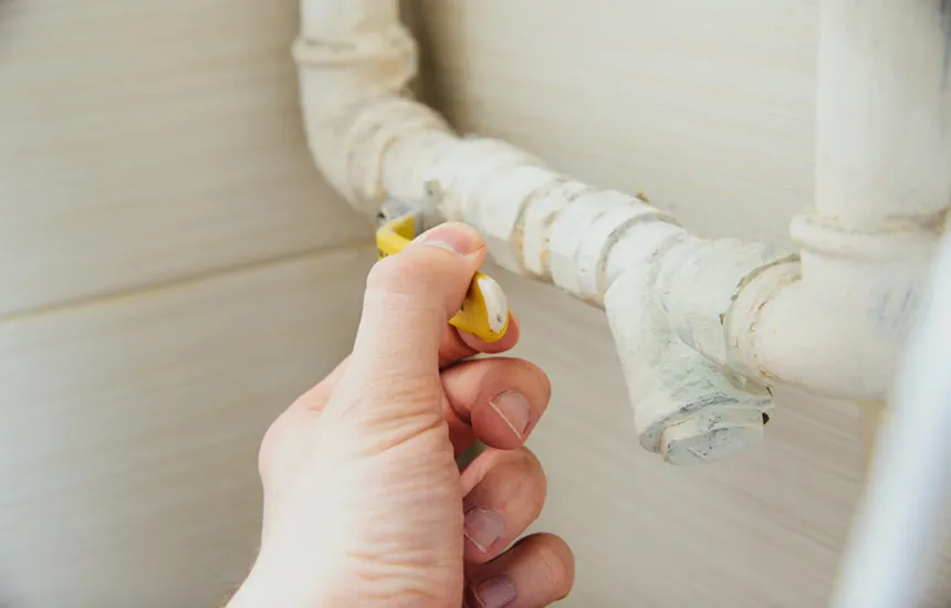 دستی درحال بستن شیر گاز