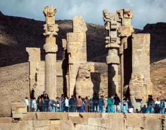 جمعیت گردشگران در تخت جمشید