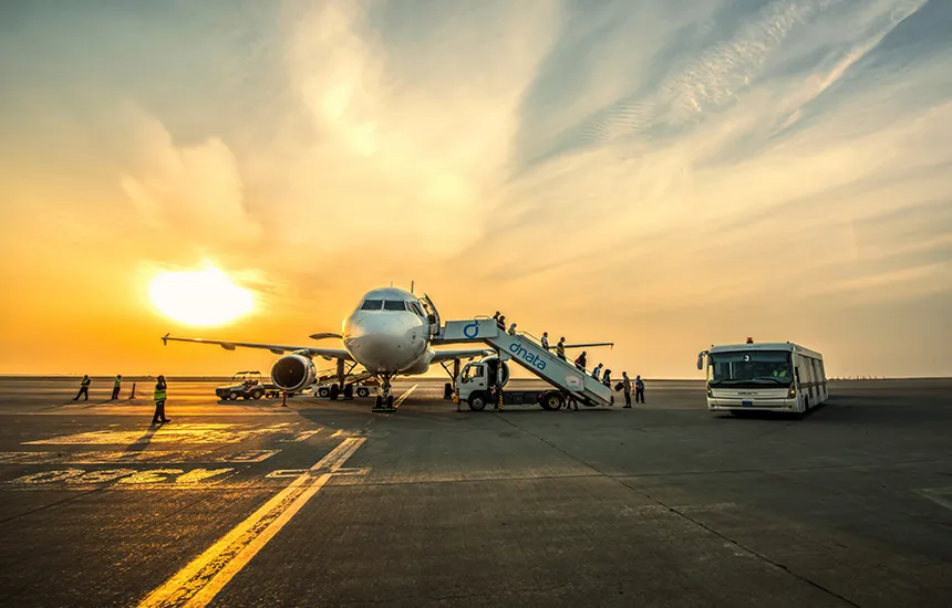 اتوبوس شاتل فرودگاه اربیل منتظر سوار کردن مسافران