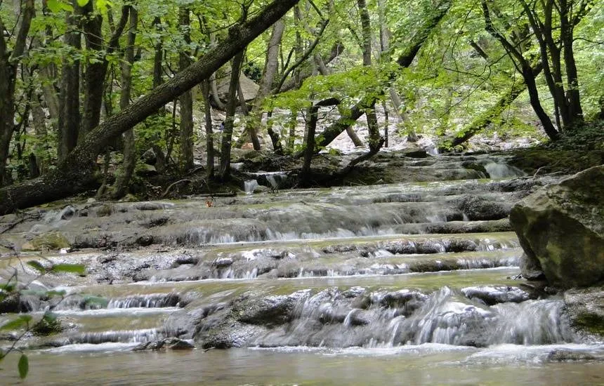 آبشار کبودوال کجاست؟ مسیر دسترسی، تعداد پله‌ها و بهترین زمان بازدید