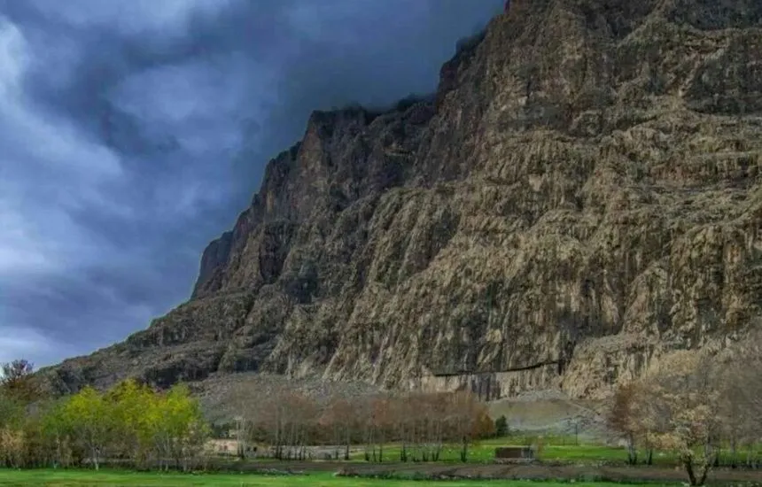 بیستون کرمانشاه؛ معرفی کامل محوطه تاریخی و نقش‌برجسته داریوش